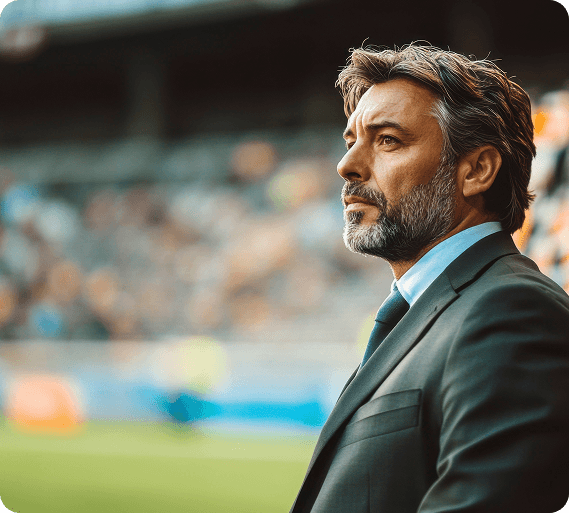 Dirigente de futebol representando transferências internas